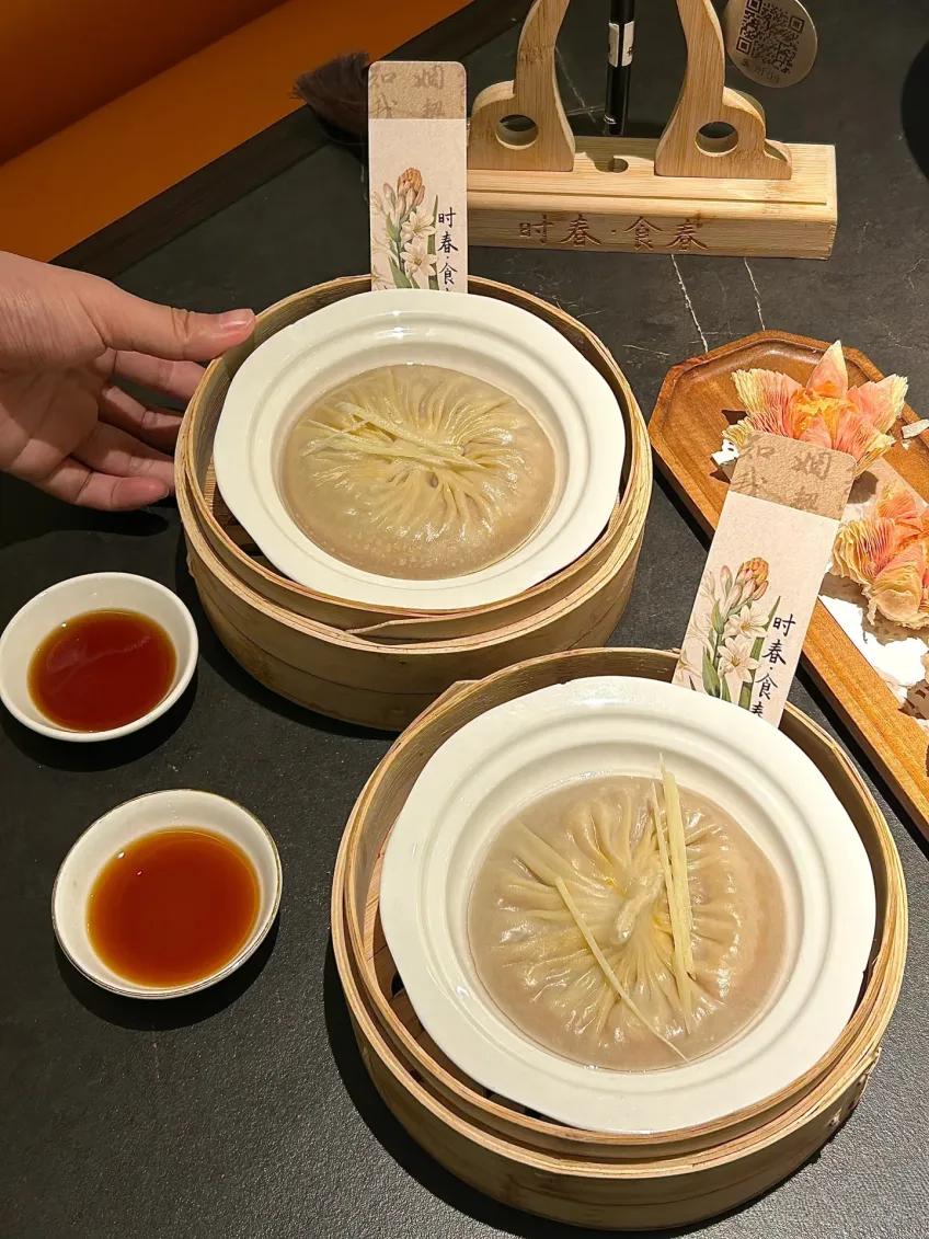扬州蟹黄汤包蒸笼特写竖图