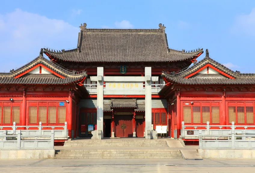 中国漕运博物馆红墙门庭与石牌坊院落