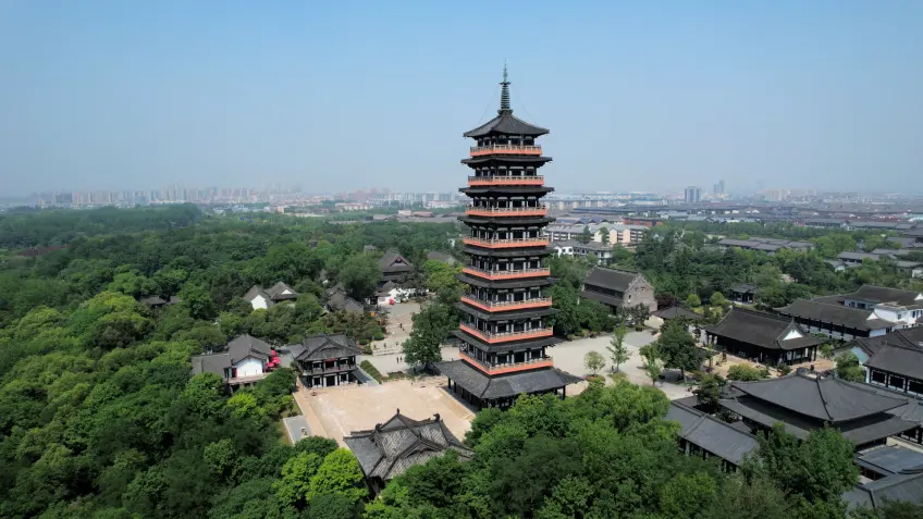 扬州大明寺山门与广场远景