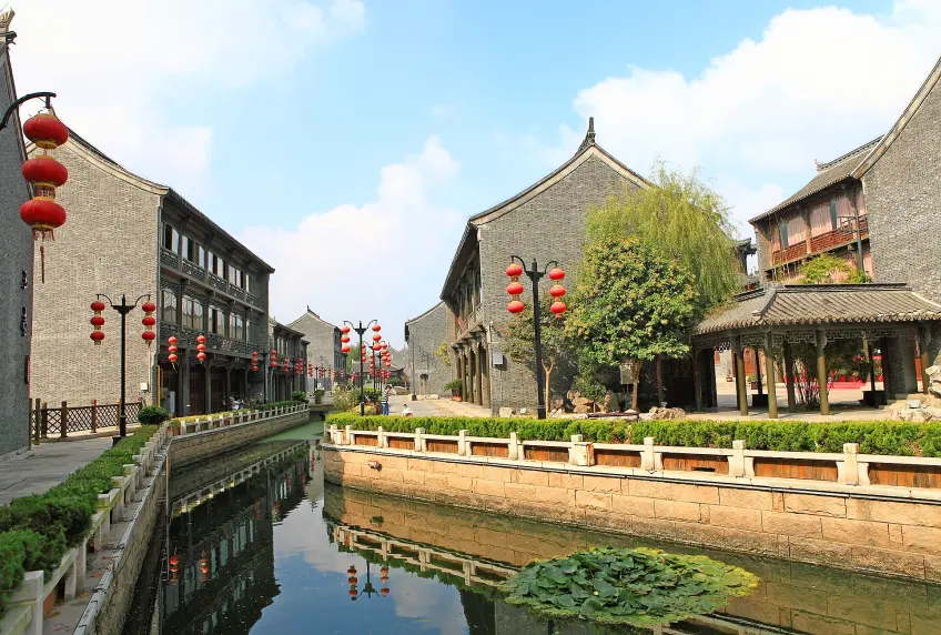 河下古镇运河两岸灰瓦建筑与红灯笼