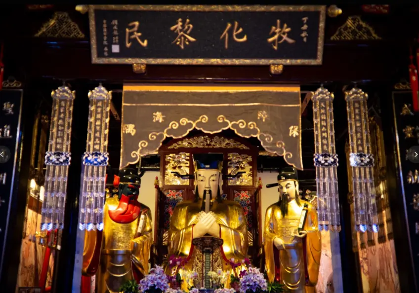 正殿城隍爷神像与香火