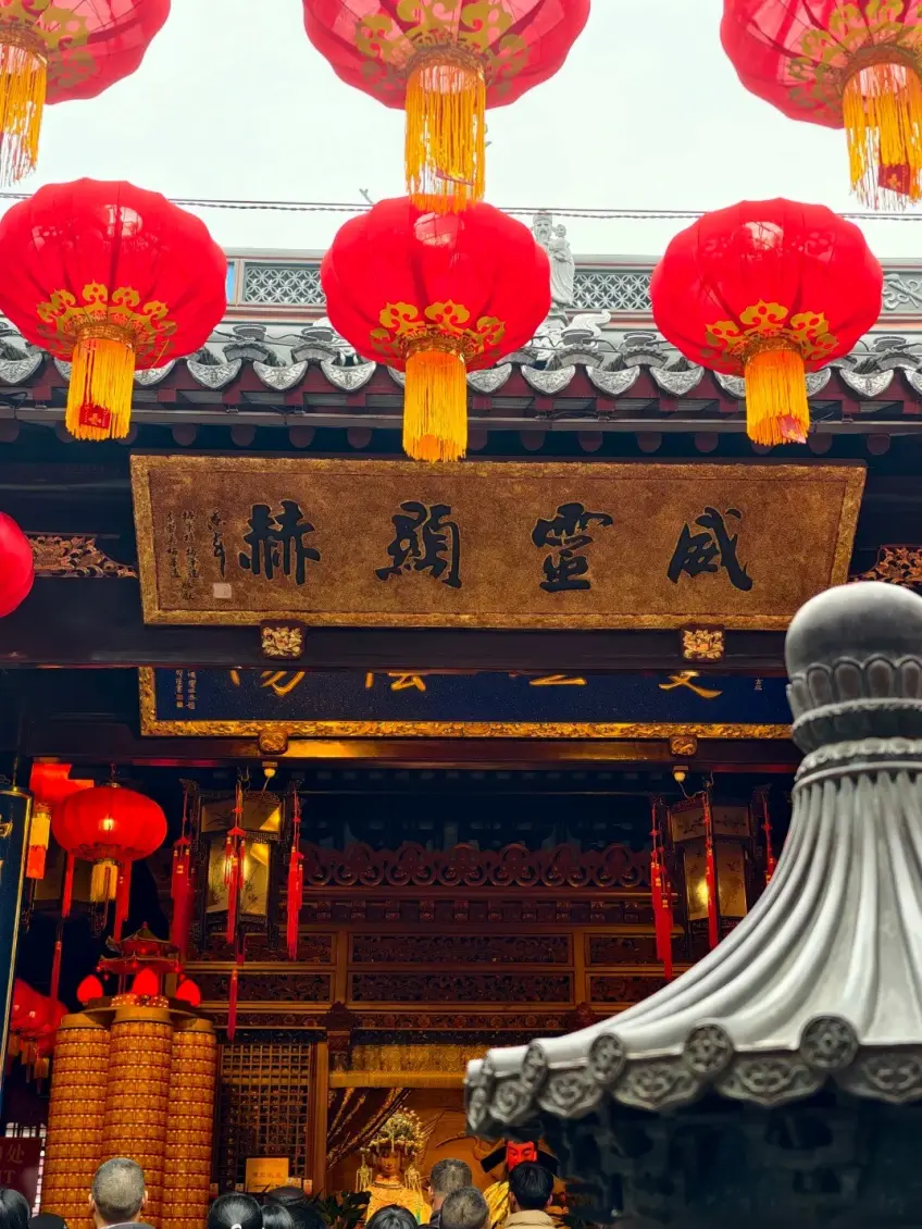 春节大红灯笼与红绸装饰