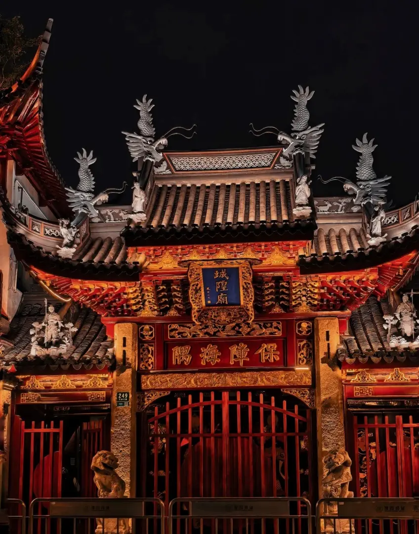 城隍庙入口牌坊夜景