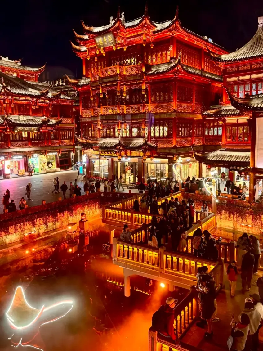豫园古建飞檐暖光夜景仰拍