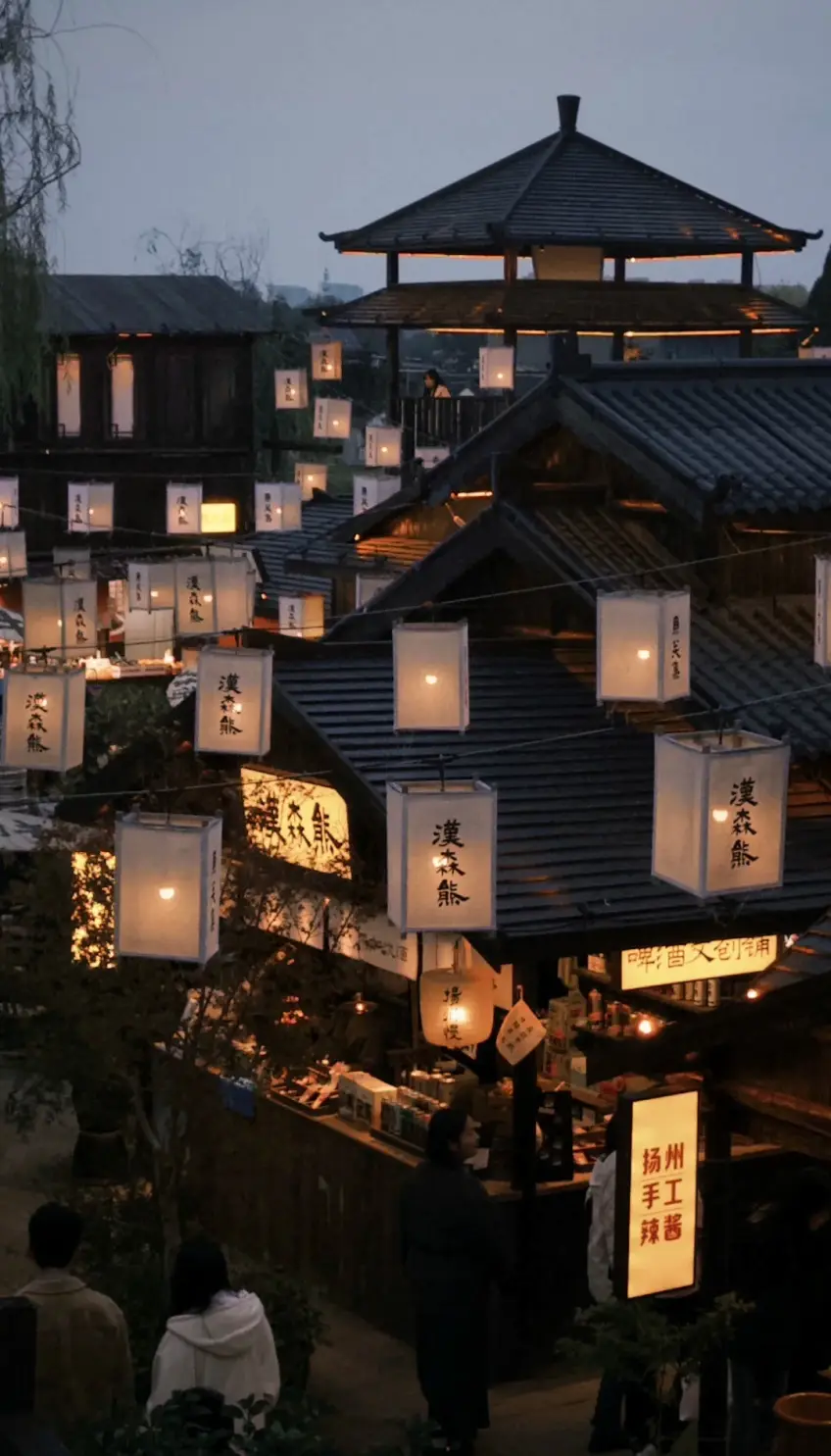 揚州老街夜市白燈籠與屋脊俯視豎圖