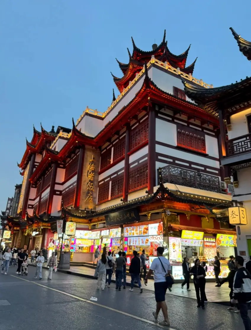 城隍庙老街夜景漫步暖黄灯光