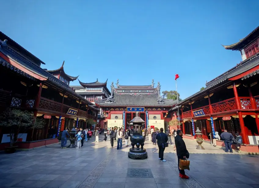 广场香炉主殿游客实拍