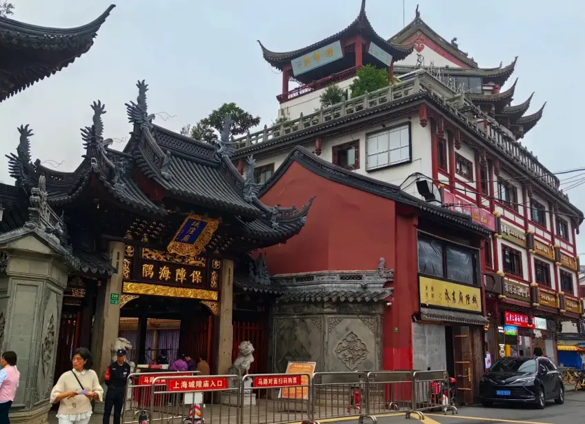 入口牌匾护栏车辆街景