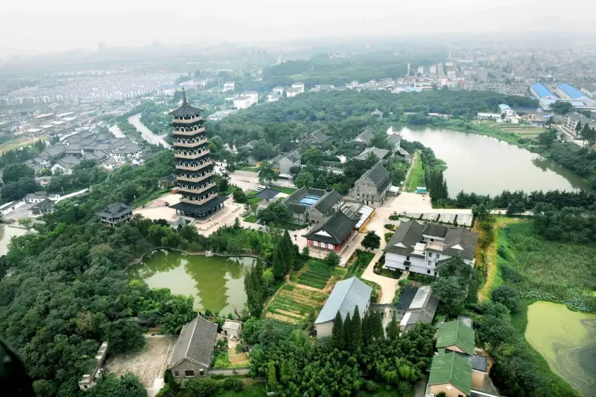 揚州大明寺棲靈塔與殿宇湖面航拍全景