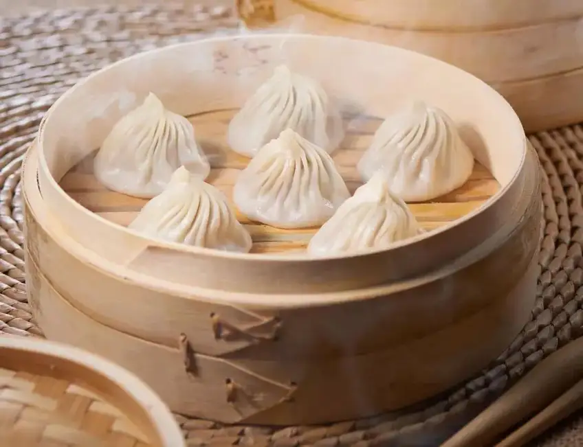 竹笼里皮薄小笼包特写