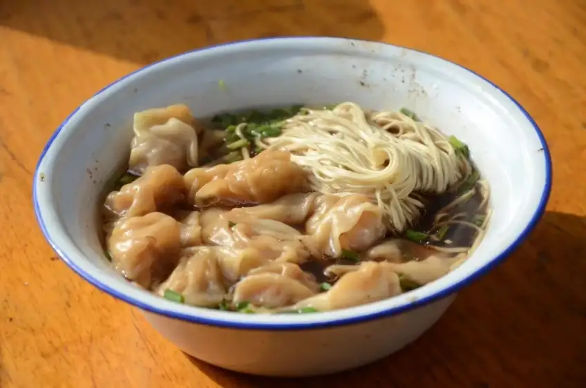 揚州蝦籽餃麵整碗麵條與澆頭