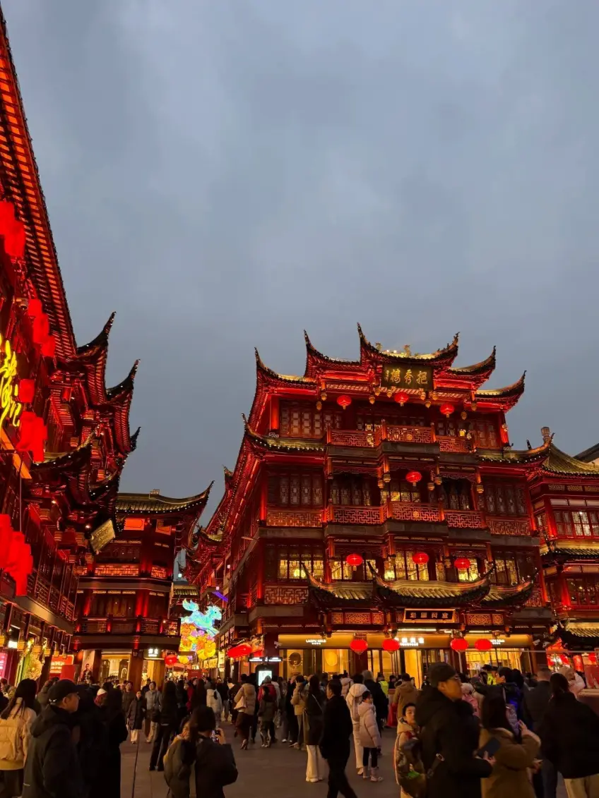 豫园商城夜市红灯与人流