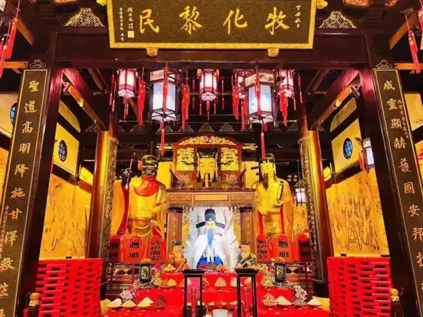 殿内鎏金神像与匾额