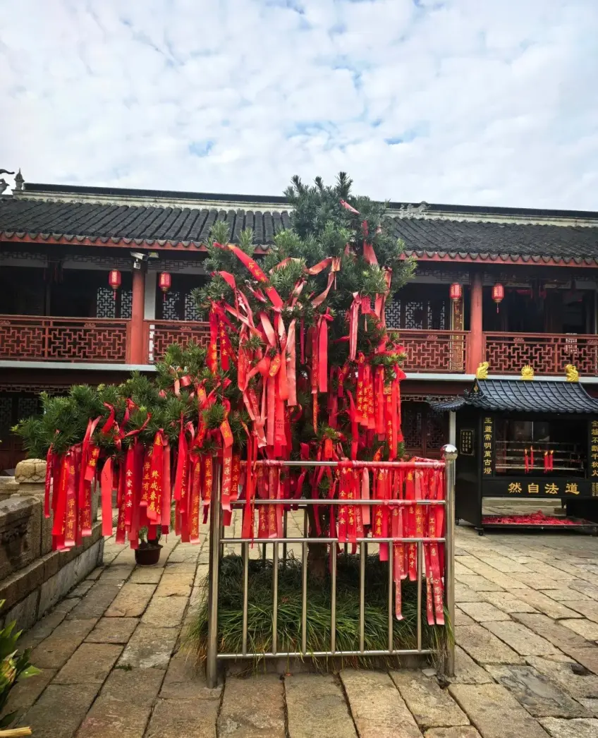 祈福架挂满红布条