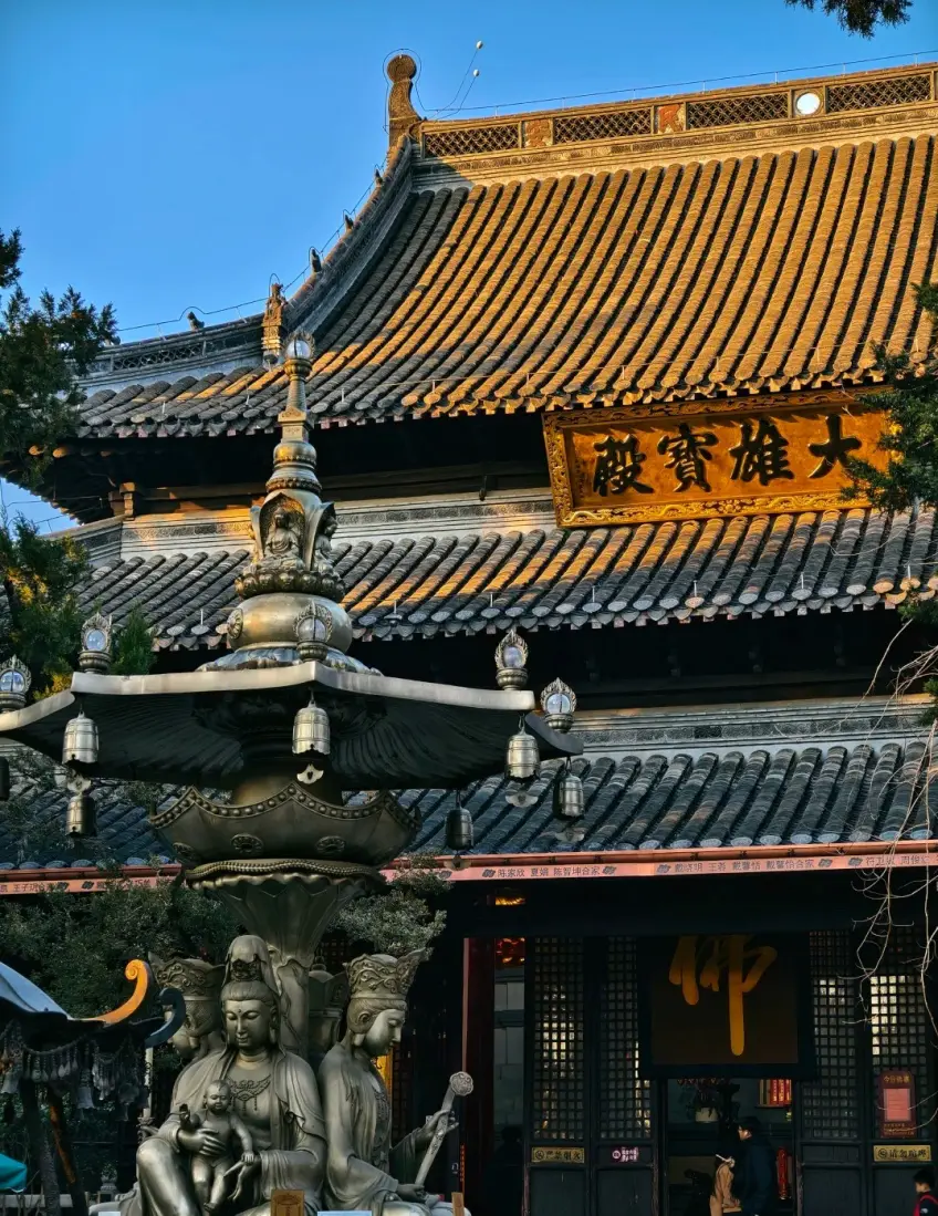 大雄宝殿匾额夕照与殿前铜塔