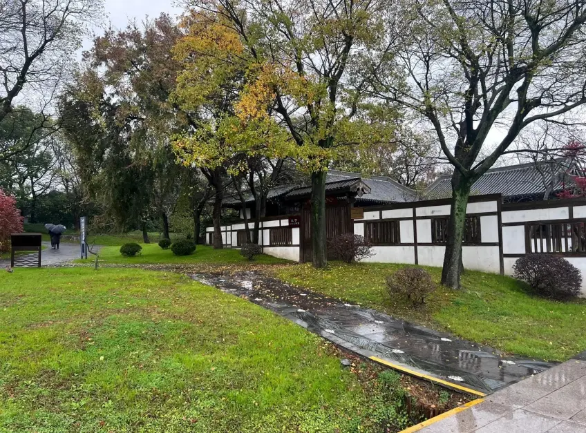 大明寺雨天白牆灰瓦與綠蔭溼徑