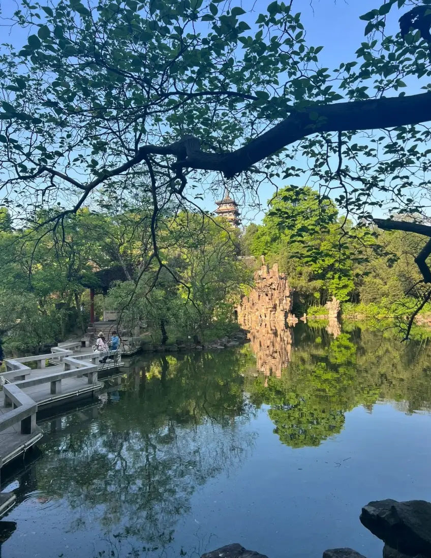 大明寺西園曲橋荷塘與遠處棲靈塔