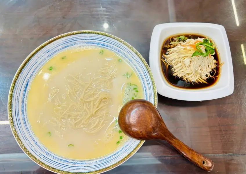 奶白湯麵大碗與燙乾絲方碗同桌