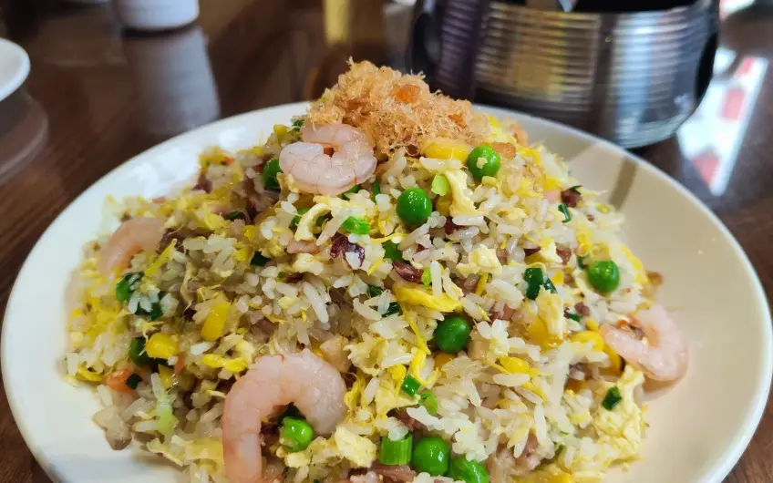 白盘扬州炒饭虾仁豌豆与肉松