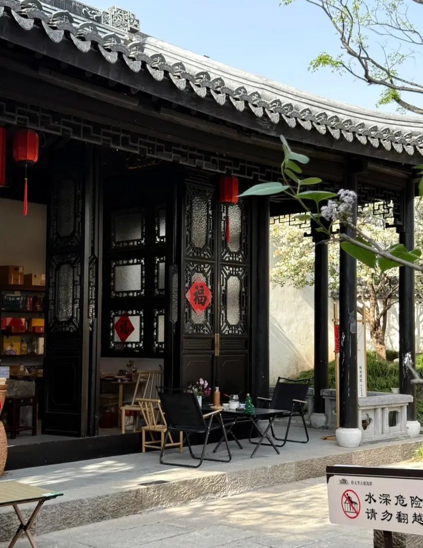 河下古镇传统宅院红灯笼与庭院茶座