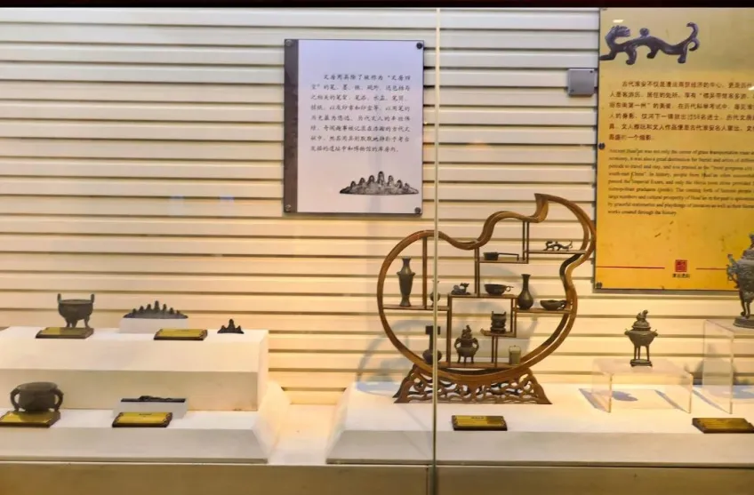 馆内文房用具与文人生活主题展柜
