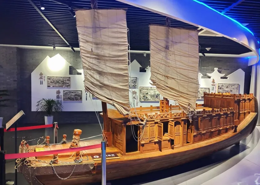 漕運博物館展廳漕船木模與展牆插畫