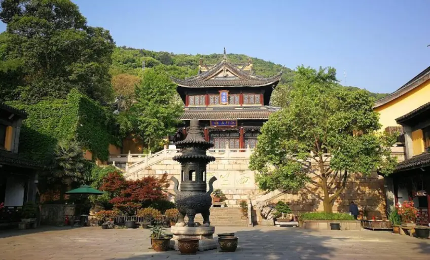 惠山寺庭院铜香炉与山门殿宇