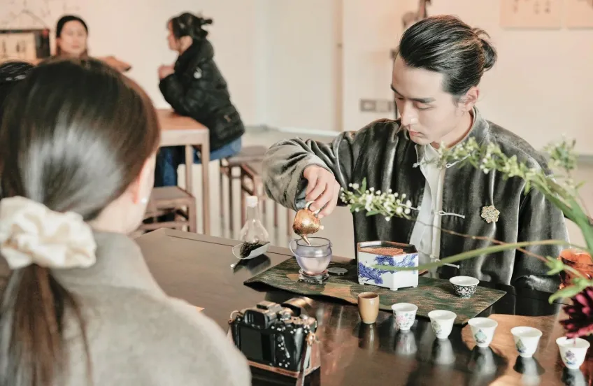 二泉茶会茶艺师倾倒玻璃公道杯茶汤
