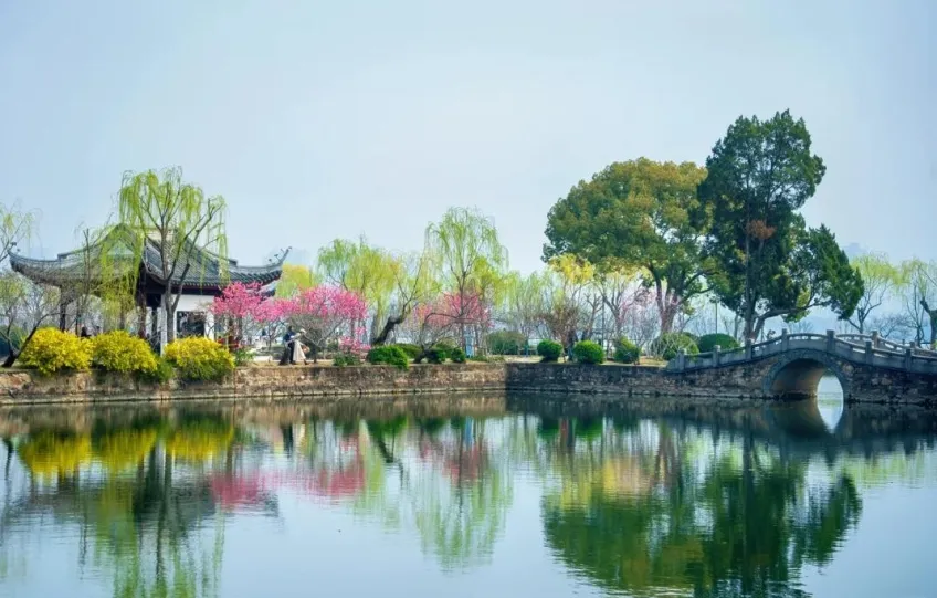 蠡園水岸亭廊與假山景