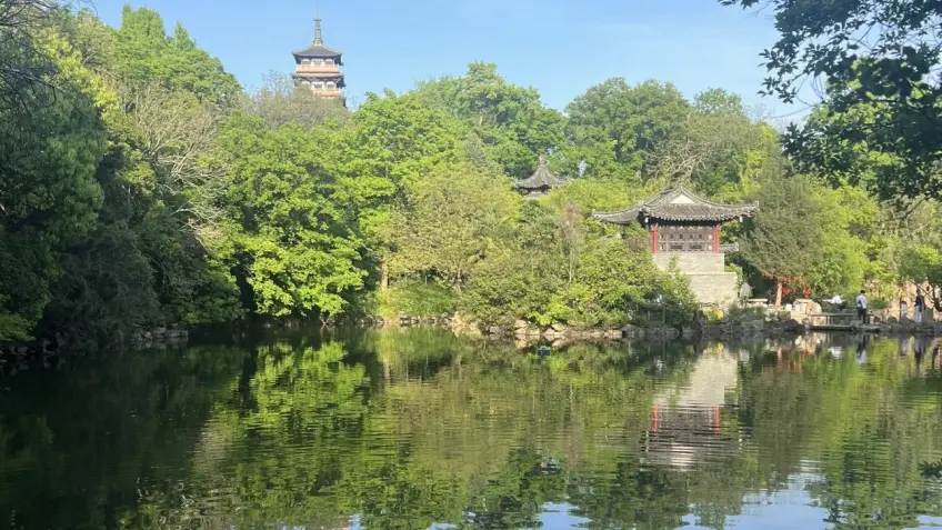 大明寺池水倒影亭廊與遠處棲靈塔