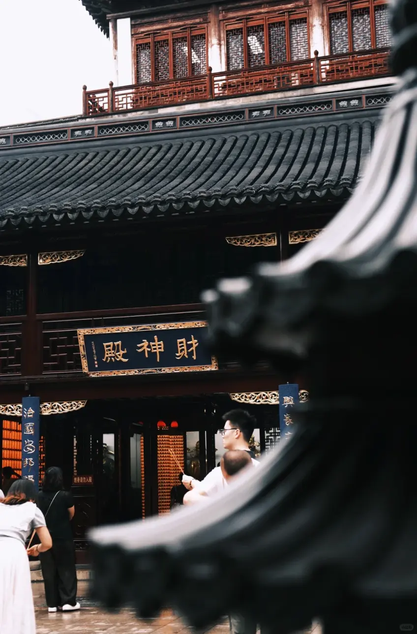 财神殿内香火与陈设