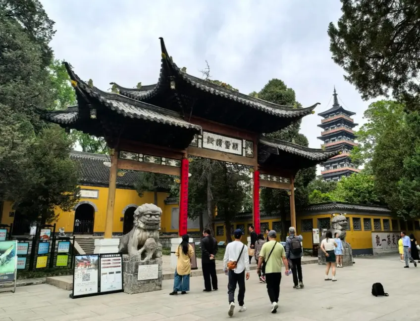 大明寺木牌坊石獅遊客與遠處棲靈塔