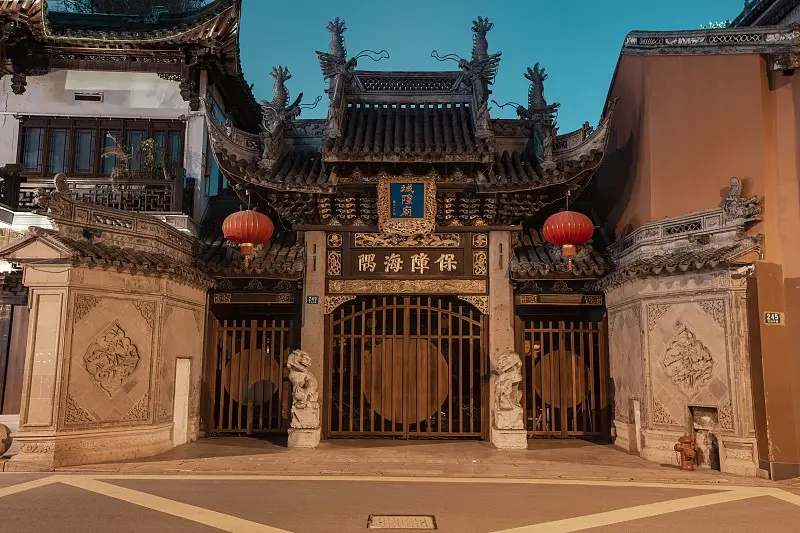 夜灯下城隍庙保障海隅金匾石狮