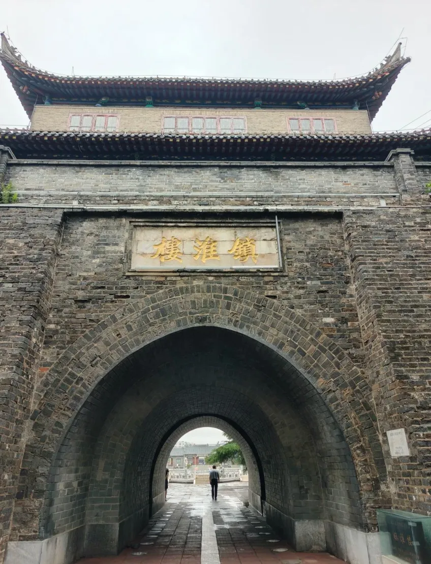 淮安镇淮楼飞檐与楼下广场示意