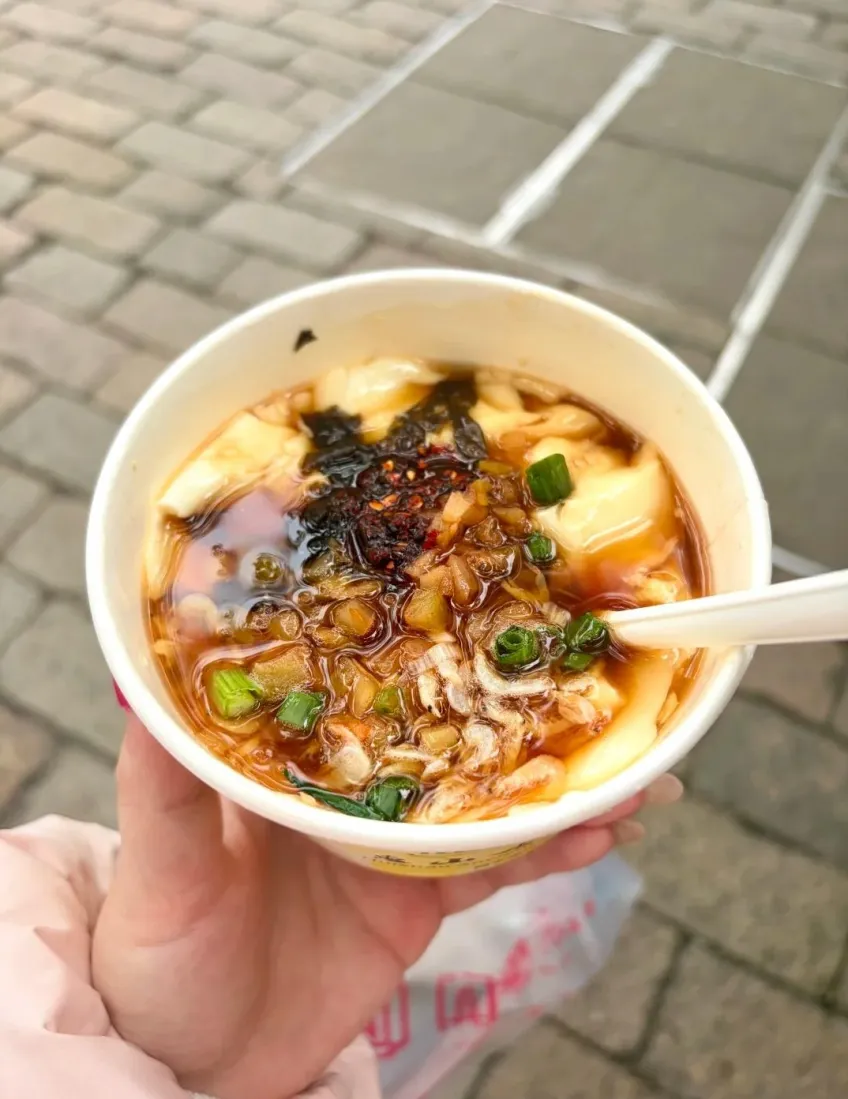 手持纸碗豆腐花浇酱配料