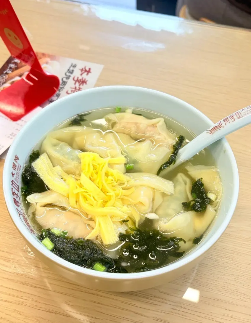 白碗开洋馄饨蛋皮丝紫菜