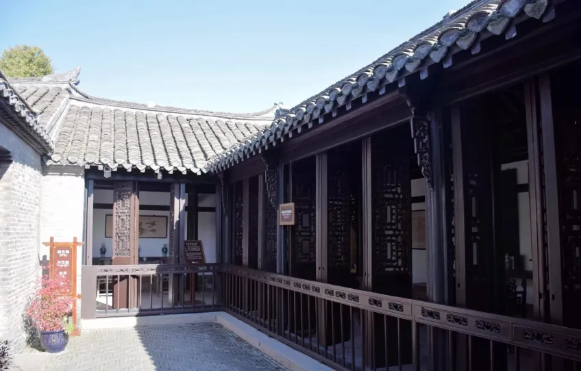 周恩來故居院內廊柱庭院橫圖