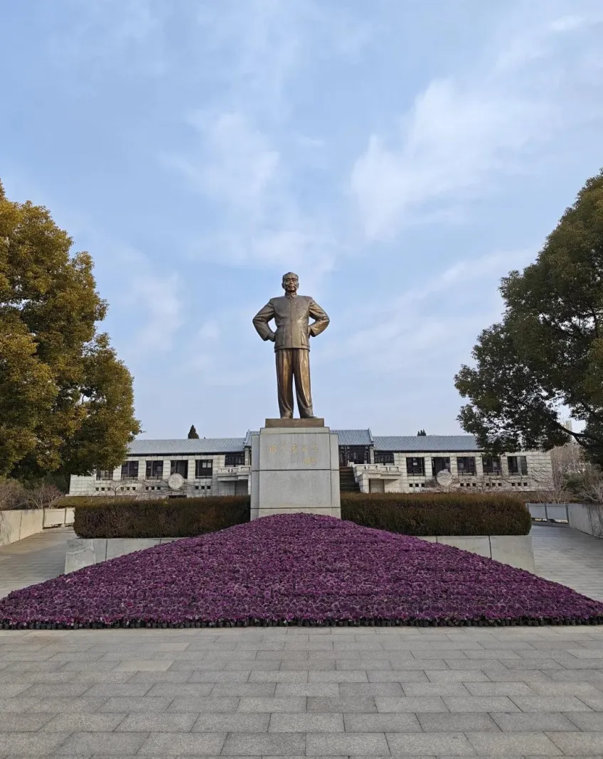 周恩来纪念馆广场铜像与紫花坛