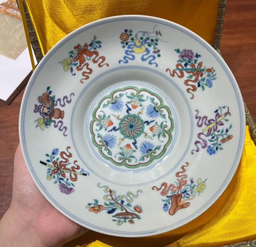 乾隆斗彩八宝纹瓷器纹饰细节特写