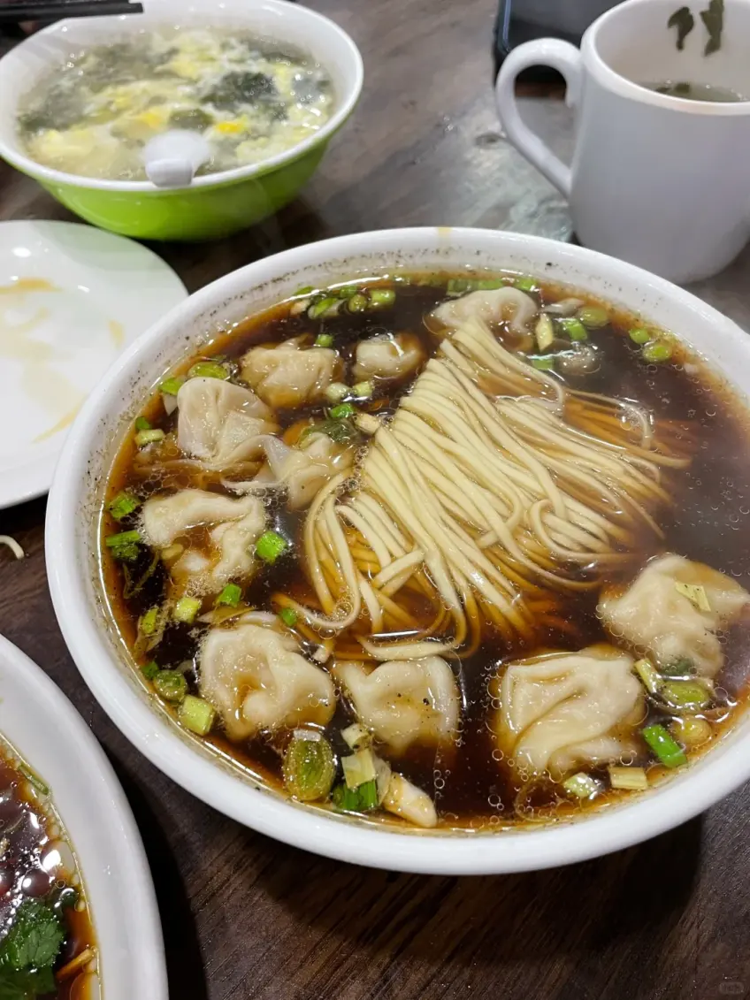 蔣家橋餃麵與餛飩麵雙碗桌面示意