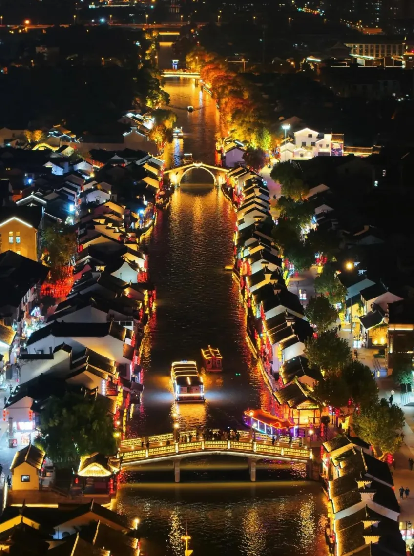 竖向示意：南长街运河夜航游船与双桥鸟瞰