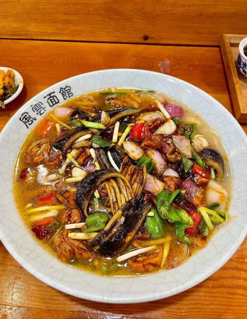 风云面馆长鱼面配彩椒葱段
