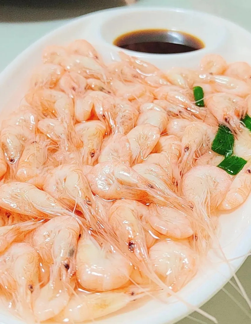 白盘白灼白米虾与蘸碟