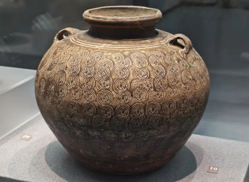 六朝酱釉印钱纹双耳罐器物特写