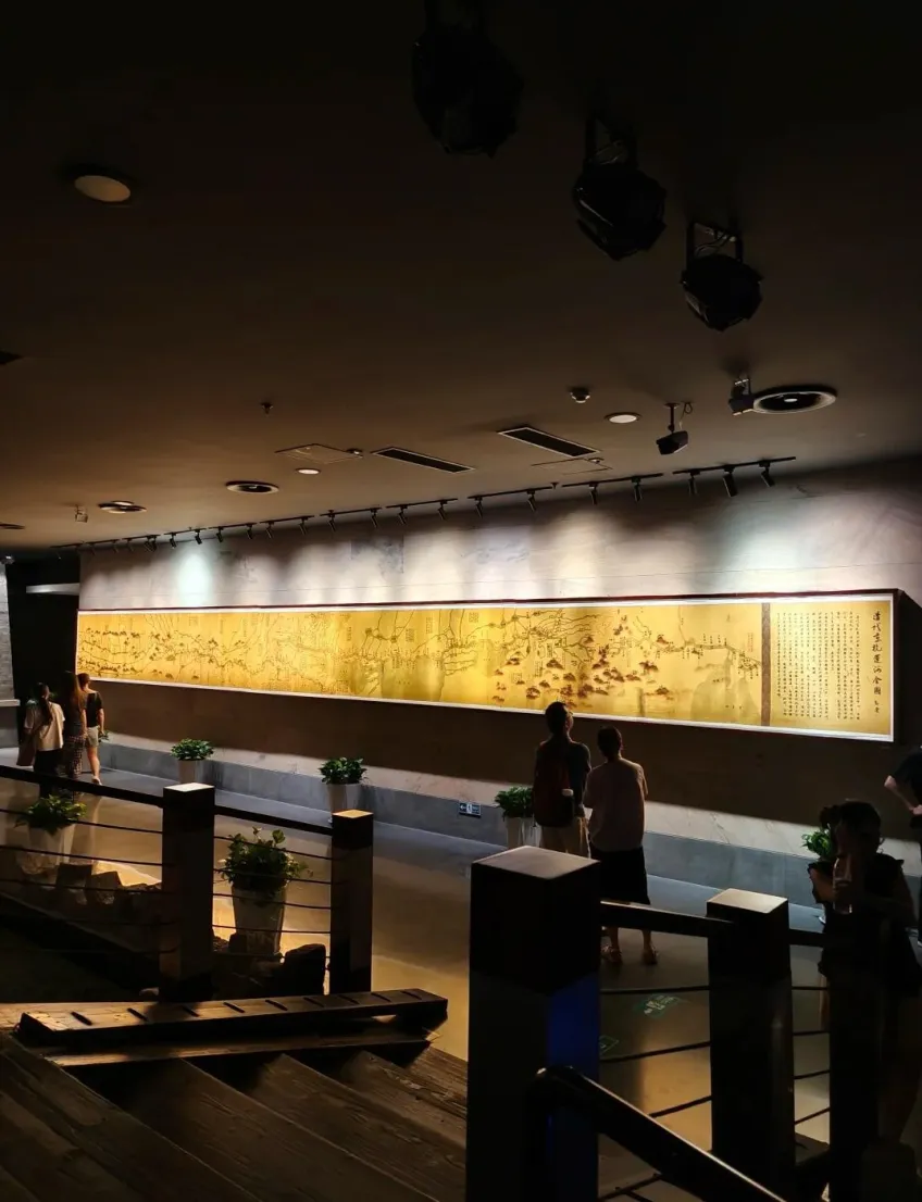 历史厅长卷地图展墙前，观众凭栏观看