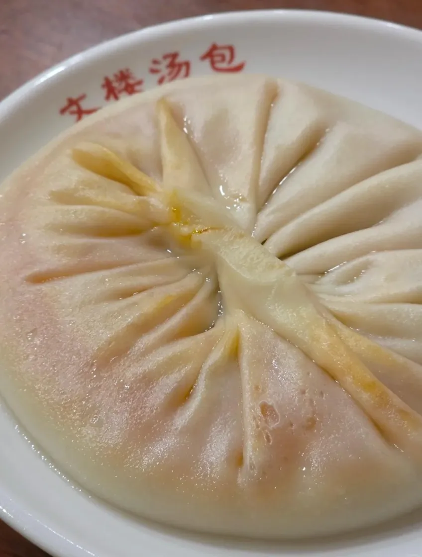 文楼蟹黄汤包皮薄汤汁近景