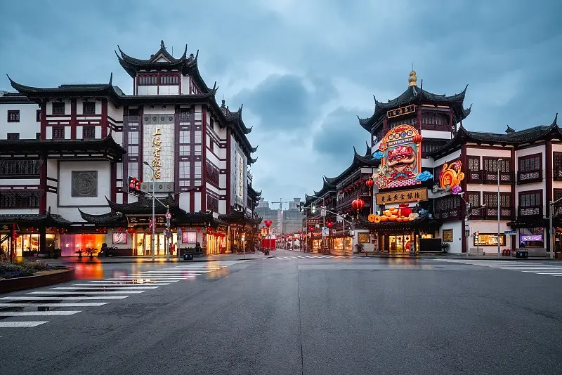 城隍庙街区屋脊飞檐与广场全景