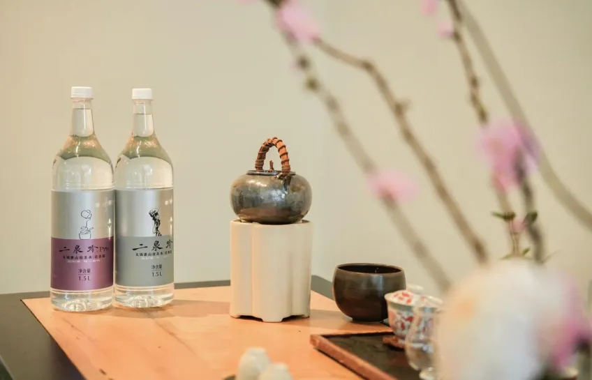 二泉瓶竹柄壶盖碗茶席静物特写