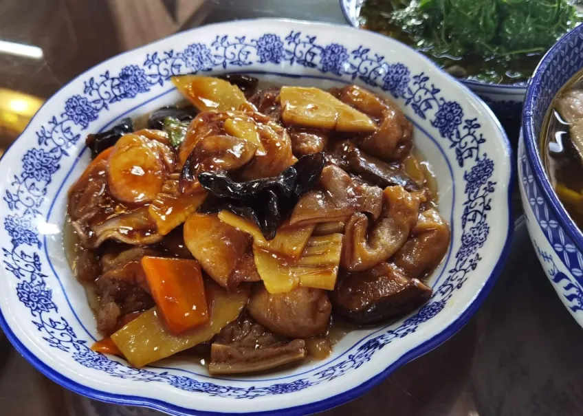 青花碗面筋木耳笋胡萝卜