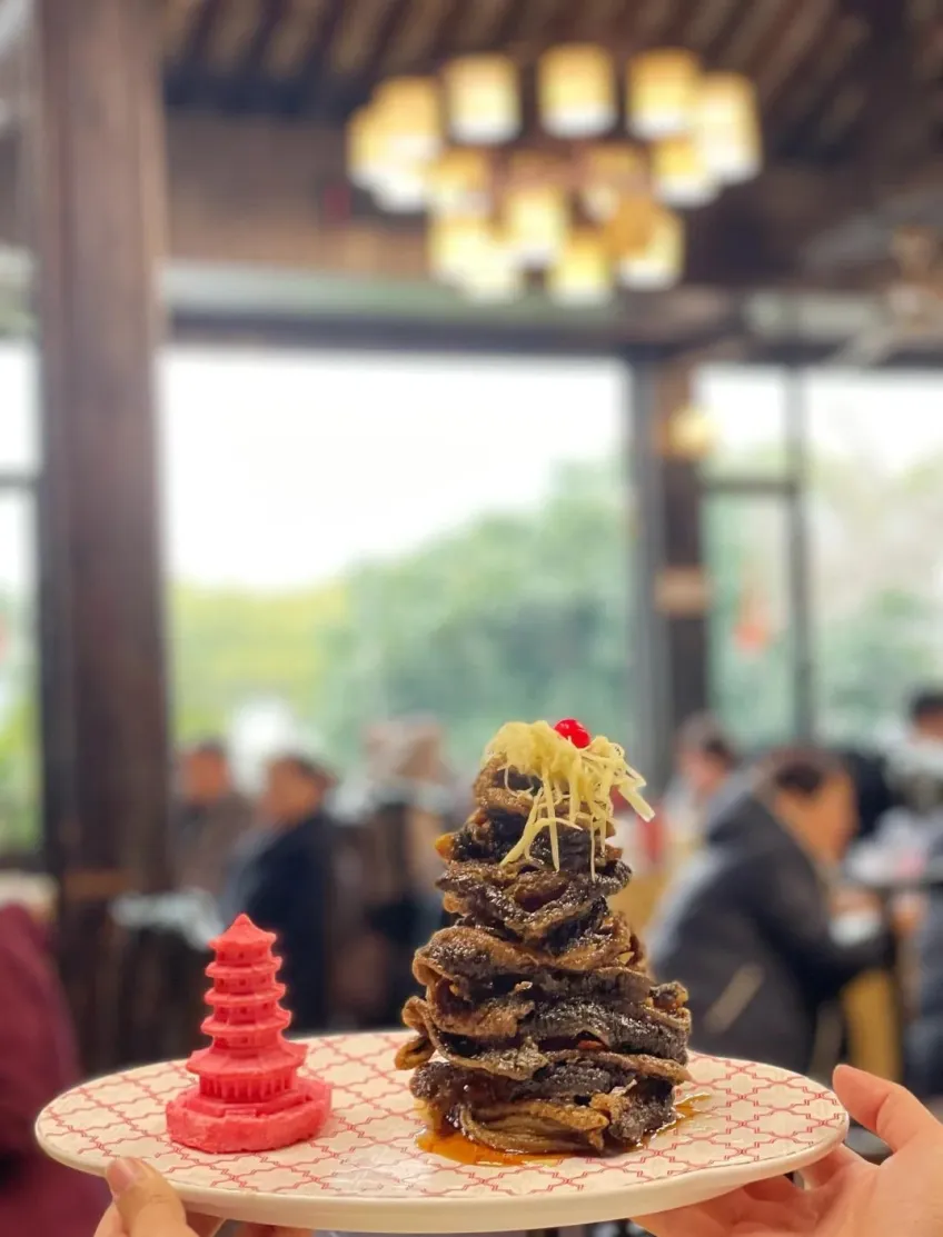 红纹盘脆鳝堆顶姜丝红果